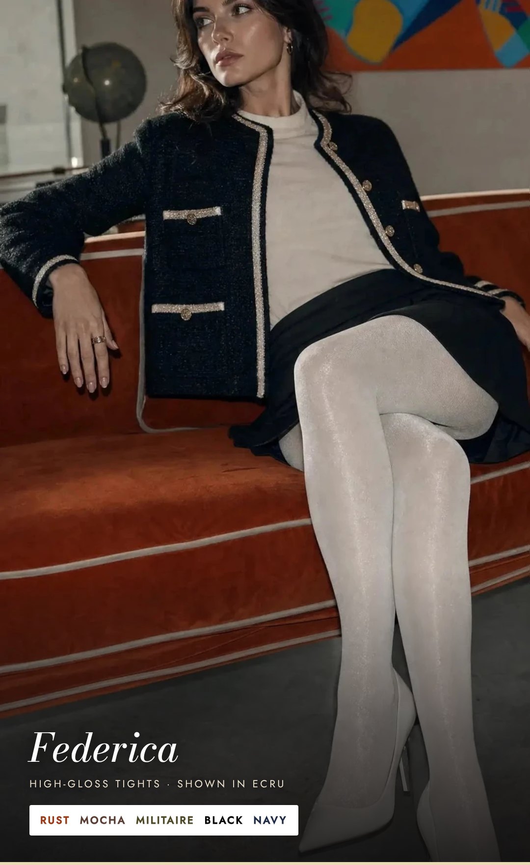 Woman in ecru high-gloss Federica tights and white pumps